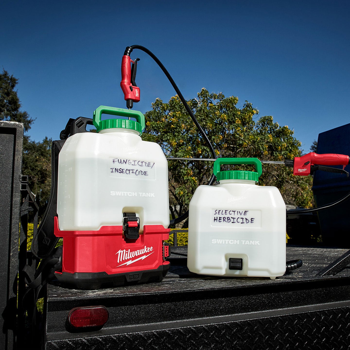Fumigadora De Espalda Inalámbrica Milwaukee De 4 Galones MW282021PSK | M18 | Batería y Cargador