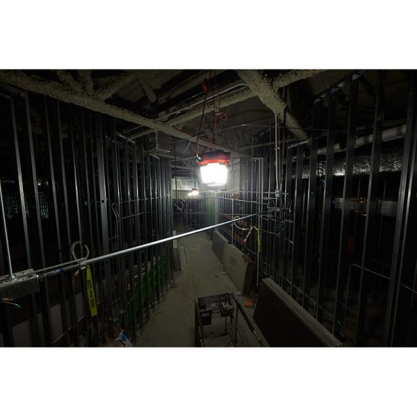 M18™ 18-voltios, linterna iluminacion 360 grados 2145-20 Milwaukee RADIUS™ 4400 lumens alta definicion, alimentación AC/DC sin batería - Imagen 4