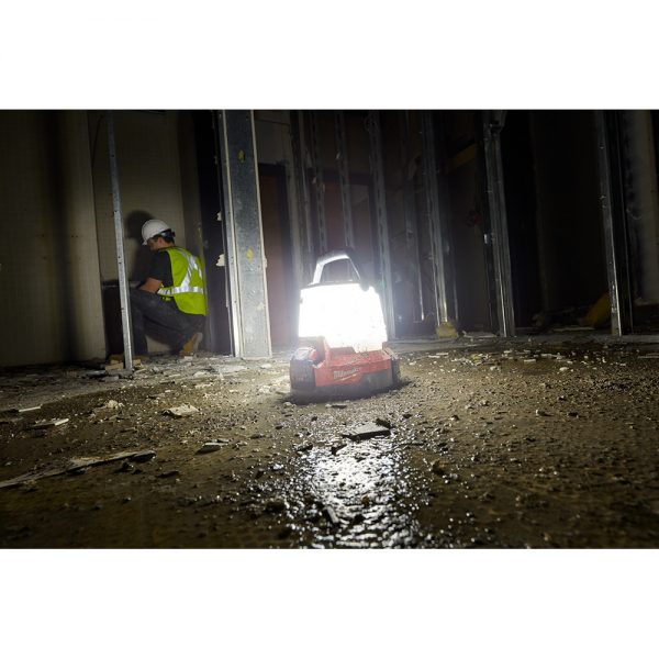 M18™ 18-voltios, linterna iluminacion 360 grados 2145-20 Milwaukee RADIUS™ 4400 lumens alta definicion, alimentación AC/DC sin batería - Imagen 7
