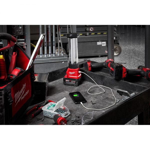 M18™ 18-voltios, linterna compacta iluminacion 360 grados 2363-20 Milwaukee, 700 lumens alta definicion, con puerto de carga USB sin batería - Imagen 7