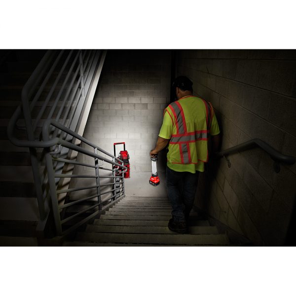 M18™ 18-voltios, linterna compacta iluminacion 360 grados 2363-20 Milwaukee, 700 lumens alta definicion, con puerto de carga USB sin batería - Imagen 8