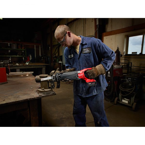 M18™ FUEL Brushless 18-voltios, Sierra Sable inalámbrica 2720-22 Milwaukee, con dos baterías ion de litio de 5.0 amperios, incluye estuche y cargador multivoltaje - Imagen 6