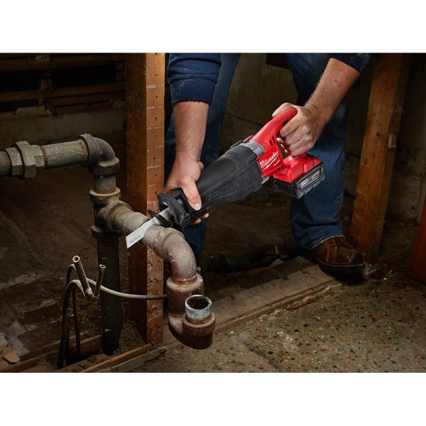 M18™ FUEL Brushless 18-voltios, Sierra Sable inalámbrica 2720-22 Milwaukee, con dos baterías ion de litio de 5.0 amperios, incluye estuche y cargador multivoltaje - Imagen 4