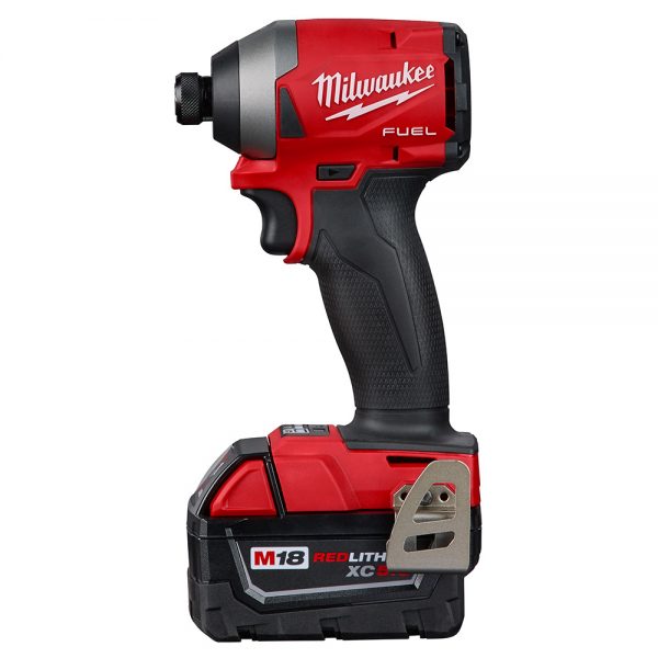 M18™ FUEL Brushless 18-voltios Atornillador de impacto hexagonal de 1/4" inalámbricos 2853-22 Milwaukee, con dos baterías ion de litio de 5.0 amperios, incluye estuche y cargador